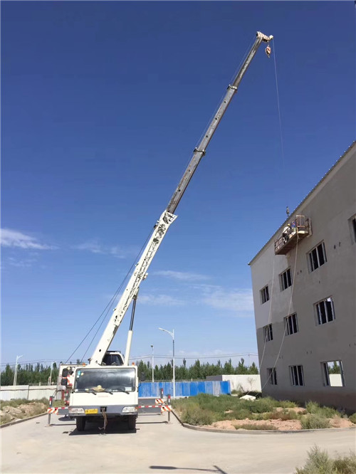 桦甸市“轻装强干”—— 吊车的 “轻量化臂架” 技术